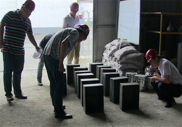 評委觀察焊工比賽成果